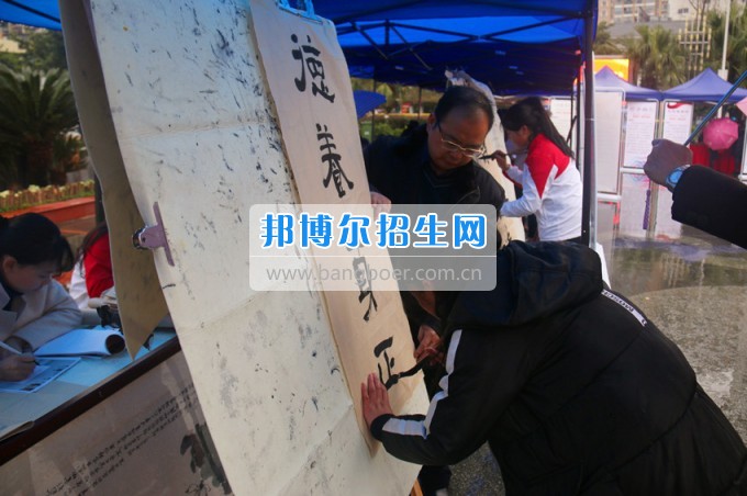 南充師范學(xué)?；ㄩ_滿堂盛世春——南充師范歡慶“三八”節(jié)