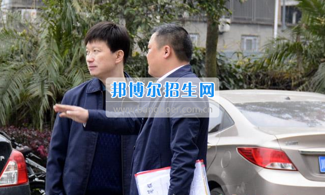 區(qū)委常委、宣傳部長(zhǎng)邱躍峰一行視察南充市建華職業(yè)中學(xué)