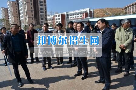 州委、州政府主要領(lǐng)導(dǎo)調(diào)研大理衛(wèi)校整體搬遷建設(shè)工作  2月10日下午，州委書(shū)記陳堅(jiān)和州委副書(shū)記、州長(zhǎng)楊健等領(lǐng)導(dǎo)蒞臨大理衛(wèi)校(大理護(hù)理職業(yè)學(xué)院)海東新校區(qū)，對(duì)學(xué)校整體搬遷項(xiàng)目建設(shè)情況進(jìn)行實(shí)地調(diào)研，并在龍山國(guó)際會(huì)議中心主持召開(kāi)推進(jìn)大理衛(wèi)校(大理護(hù)理職業(yè)學(xué)院)整體搬遷建設(shè)專題會(huì)議。楊泓濤校長(zhǎng)代表學(xué)校匯報(bào)了學(xué)校的工作情況，海開(kāi)委、州衛(wèi)計(jì)委、州教育局、州財(cái)政局、州發(fā)改委、州委編辦、州人社局、州審計(jì)局等部門領(lǐng)導(dǎo)對(duì)大理衛(wèi)校(大理護(hù)理職業(yè)學(xué)院)整體搬遷建設(shè)情況進(jìn)行了匯報(bào)說(shuō)明。   會(huì)上,陳堅(jiān)書(shū)記強(qiáng)調(diào),各主管部門要站在促進(jìn)全州教育、衛(wèi)生事業(yè)發(fā)展的高度，加強(qiáng)協(xié)調(diào)聯(lián)動(dòng),幫助解決大理衛(wèi)校整體搬遷工作推進(jìn)上的瓶頸問(wèn)題,以高標(biāo)準(zhǔn)、嚴(yán)要求組織驗(yàn)收和掃尾工作，保證施工安全、建筑安全及搬遷后的校園安全。楊健州長(zhǎng)重申了實(shí)現(xiàn)整體搬遷的意義，并要求學(xué)校要在升格組建大理護(hù)理職業(yè)學(xué)院的同時(shí)，保留大理衛(wèi)校的牌子和教學(xué)優(yōu)勢(shì)，不斷提高辦學(xué)質(zhì)量，擴(kuò)大辦學(xué)規(guī)模，為全州衛(wèi)生事業(yè)發(fā)展輸送更多優(yōu)質(zhì)人才。   此次調(diào)研和座談會(huì)充分體現(xiàn)了州委、州政府對(duì)于學(xué)校整體搬遷建設(shè)的高度重視，也為學(xué)校發(fā)展指明了方向。學(xué)校領(lǐng)導(dǎo)對(duì)州委、州政府長(zhǎng)期以來(lái)對(duì)學(xué)校的關(guān)心和支持致以衷心的感謝，并表示將按照會(huì)議的相關(guān)要求，抓實(shí)各項(xiàng)搬遷準(zhǔn)備工作，確保按時(shí)完成搬遷辦學(xué)。多措并舉做好資金籌措和師資隊(duì)伍建設(shè)，齊心協(xié)力將大理衛(wèi)校(大理護(hù)理職業(yè)學(xué)院)打造成為一所具有特色的一流高等護(hù)理職業(yè)院校。