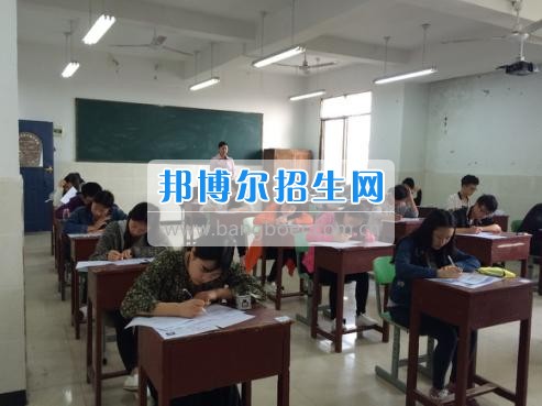 四川三河職業(yè)學(xué)院五年制轉(zhuǎn)錄考試工作圓滿結(jié)束  4月6日-7日，根據(jù)《四川三河職業(yè)學(xué)院2017年五年制轉(zhuǎn)錄考核方案》要求，2017年五年制轉(zhuǎn)錄考試在聯(lián)辦學(xué)校合江少岷職業(yè)技術(shù)學(xué)校張灣校區(qū)舉行，考試由教務(wù)處丁小林副處長組織，少岷職校有關(guān)領(lǐng)導(dǎo)共同配合開展，考試組織嚴密、紀律正常、圓滿完成了2017年五年制轉(zhuǎn)錄考試工作。