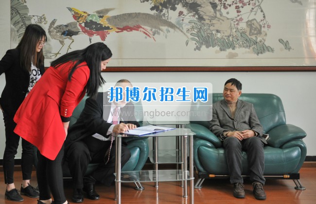 2017年樂(lè)山師范學(xué)院領(lǐng)導(dǎo)會(huì)見(jiàn)外籍專(zhuān)家張科德
