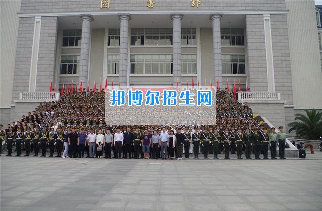 四川管理職業(yè)學(xué)院國(guó)旗隊(duì)參加四川省高校國(guó)旗護(hù)衛(wèi)隊(duì)會(huì)操交流活動(dòng)  為慶祝中國(guó)人民解放軍建軍90周年，推進(jìn)西南地區(qū)高校國(guó)旗文化的發(fā)展，持續(xù)發(fā)揮升旗儀式的教育引導(dǎo)作用，深化愛(ài)國(guó)主義教育，5月20日，我院國(guó)旗隊(duì)?wèi)?yīng)邀參加了由四川大學(xué)錦城學(xué)院發(fā)起的會(huì)操交流活動(dòng)。  全省28所高校的國(guó)旗護(hù)衛(wèi)隊(duì)，近千名國(guó)旗手齊聚一堂。在莊嚴(yán)的升旗儀式后，活動(dòng)進(jìn)入會(huì)操展示環(huán)節(jié)。我院國(guó)旗隊(duì)邁著整齊劃一的步伐走過(guò)主席臺(tái)，展示出了優(yōu)秀的訓(xùn)練水平和昂揚(yáng)的精神風(fēng)貌。當(dāng)天下午，在四川大學(xué)錦城學(xué)院大禮堂舉行了“以我火紅青春、譜寫(xiě)國(guó)旗禮贊”大學(xué)生升旗手文藝匯演。我院代表隊(duì)以?xún)?yōu)雅的舞姿展現(xiàn)了大學(xué)生青春的風(fēng)采。表達(dá)了對(duì)祖國(guó)與學(xué)院的炙熱情感和嚴(yán)于律己的學(xué)習(xí)態(tài)度。  此次會(huì)操交流活動(dòng)，加強(qiáng)了省內(nèi)各高校國(guó)旗護(hù)衛(wèi)隊(duì)間的聯(lián)系，弘揚(yáng)了愛(ài)國(guó)、愛(ài)旗、護(hù)旗的精神，獲得了寶貴的經(jīng)驗(yàn)，明確了努力的方向。我院國(guó)旗隊(duì)的隊(duì)員們紛紛表示：要肩負(fù)起捍衛(wèi)國(guó)旗尊嚴(yán)、宣傳國(guó)旗文化的神圣使命!