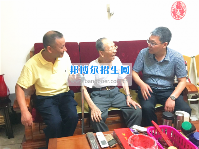 成都中醫(yī)藥大學領導走訪慰問老黨員、困難黨員和群眾代表