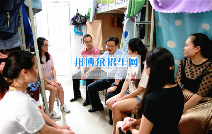成都中醫(yī)藥大學領導走訪慰問老黨員、困難黨員和群眾代表