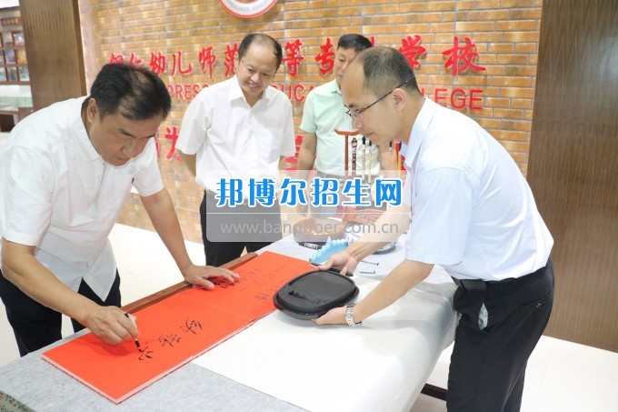 美國(guó)密歇根奧克蘭大學(xué)李樂(lè)東教授來(lái)銅仁幼兒師范高等?？茖W(xué)校交流訪問(wèn)