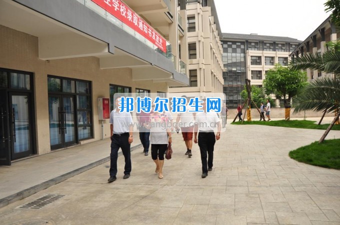　　攀枝花學(xué)院土木工程學(xué)院副校長石維富帶隊檢查康養(yǎng)學(xué)院后勤準(zhǔn)備工作  　　7月10日，攀枝花學(xué)院土木工程學(xué)院副校長石維富帶領(lǐng)學(xué)生處、后管處、網(wǎng)計中心、后勤集團、宣傳部、康養(yǎng)學(xué)院、花舞人間公司相關(guān)負(fù)責(zé)人一同視察了康養(yǎng)學(xué)院后勤保障準(zhǔn)備工作。  　　石維富主要檢查了學(xué)生寢室、教室、實驗室、食堂、運動場等校園環(huán)境設(shè)施的準(zhǔn)備情況。相關(guān)單位對準(zhǔn)備工作中存在的問題提出了具體整改意見。最后石維富要求相關(guān)單位積極配合花舞人間公司做好開學(xué)前準(zhǔn)備工作，并希望花舞人間公司加快工作進度，確保在開學(xué)前各項準(zhǔn)備工作保質(zhì)保量完成。  　　