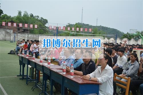 　　我校隆重舉行2017年預(yù)備班學生“各展所長，揚帆起航”文藝匯演  　　為了豐富同學們的課余生活，提高同學們的文藝素養(yǎng)，增強班級間的凝聚力和親和力。6月2日晚，我校在球類運動場舉辦了預(yù)備班“各展所長，揚帆起航”學生文藝匯演，全體預(yù)備班學生和職高部學生共800多名以及20多名教職工觀看了演出。  　　此次文藝匯演的節(jié)目內(nèi)容形式多樣、內(nèi)容豐富，激情的開場舞——《GOODBOY》中拉開了帷幕，伴隨著一陣陣掌聲，歌舞、小品、朗誦、相聲等精心準備的22個精彩的節(jié)目為觀眾呈現(xiàn)了一道豐富的視聽盛宴，最后全體師生齊唱的《難忘今宵》把本場文藝匯演推向了高潮，掌聲和歡呼聲此起彼伏，臺上臺下成了一片激情四溢的海洋，本場文藝匯演畫上了圓滿的句號。  　　此次文藝匯演演出的成功舉辦，充分彰顯了我校預(yù)備班學生的個性，讓預(yù)備班學生充分感受到育才職高的魅力。