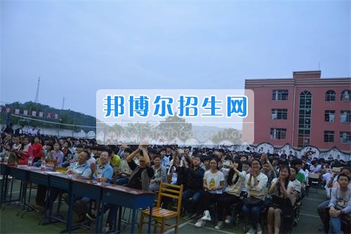 　　我校隆重舉行2017年預(yù)備班學生“各展所長，揚帆起航”文藝匯演  　　為了豐富同學們的課余生活，提高同學們的文藝素養(yǎng)，增強班級間的凝聚力和親和力。6月2日晚，我校在球類運動場舉辦了預(yù)備班“各展所長，揚帆起航”學生文藝匯演，全體預(yù)備班學生和職高部學生共800多名以及20多名教職工觀看了演出。  　　此次文藝匯演的節(jié)目內(nèi)容形式多樣、內(nèi)容豐富，激情的開場舞——《GOODBOY》中拉開了帷幕，伴隨著一陣陣掌聲，歌舞、小品、朗誦、相聲等精心準備的22個精彩的節(jié)目為觀眾呈現(xiàn)了一道豐富的視聽盛宴，最后全體師生齊唱的《難忘今宵》把本場文藝匯演推向了高潮，掌聲和歡呼聲此起彼伏，臺上臺下成了一片激情四溢的海洋，本場文藝匯演畫上了圓滿的句號。  　　此次文藝匯演演出的成功舉辦，充分彰顯了我校預(yù)備班學生的個性，讓預(yù)備班學生充分感受到育才職高的魅力。