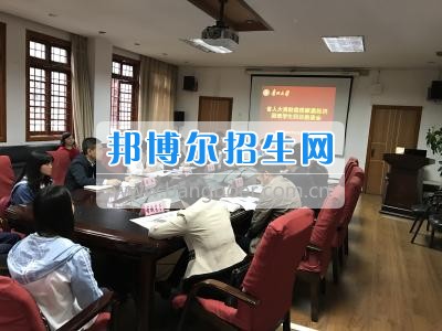 省人大來(lái)貴陽(yáng)振華藝術(shù)師范職校召開興仁縣百德鎮(zhèn)家庭經(jīng)濟(jì)困難受助學(xué)生回訪座談會(huì)