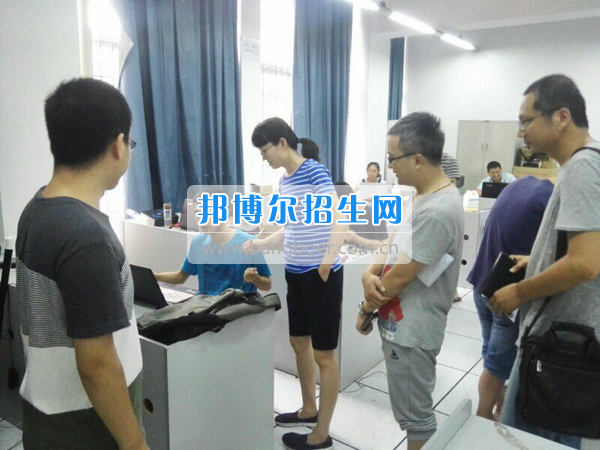 電子科技大學(xué)成都學(xué)院領(lǐng)導(dǎo)走訪(fǎng)看望備賽學(xué)生