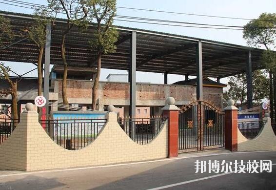 重慶工商學(xué)校2020年報名條件、招生要求、招生對象
