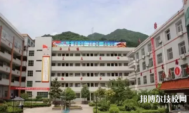 鎮(zhèn)巴縣職業(yè)教育中心2020年報(bào)名條件、招生要求、招生對(duì)象 