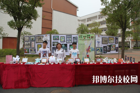 學(xué)校的選擇與報考是雙向的，不光學(xué)生會選擇一所優(yōu)秀的學(xué)校報考，學(xué)校也會選擇優(yōu)質(zhì)的學(xué)生進(jìn)行錄取，讓自己的辦學(xué)更上一層樓。因此在報考前，同學(xué)們很有必要去了解一下學(xué)校的招生要求以及報名條件。下面就和小編一起來看看井岡山應(yīng)用科技學(xué)校的招生要求吧。  井岡山應(yīng)用科技學(xué)校招生對象：應(yīng)屆初中畢業(yè)生。  井岡山應(yīng)用科技學(xué)校 1.中考準(zhǔn)考證:  2.戶口本前頁及學(xué)生個人戶口頁復(fù)印件:  3.初中畢業(yè)證復(fù)印件:  4.其它享受國家資助的證件。低保、殘疾等證件:  井岡山應(yīng)用科技學(xué)校簡介 江西省井岡山應(yīng)用科技學(xué)校前身為江西省吉安農(nóng)業(yè)學(xué)校，創(chuàng)辦于1951年10月，是一所全日制普通中等專業(yè)學(xué)校，隸屬于吉安市農(nóng)業(yè)局。2004年4月經(jīng)江西省人民政府批準(zhǔn)，更名為江西省井岡山應(yīng)用科技學(xué)校，2009年12月經(jīng)市教育局批準(zhǔn)，增掛吉安農(nóng)業(yè)學(xué)校校牌，實行兩塊牌子一套班子。學(xué)校位于吉安市旅游風(fēng)景區(qū)----青原山，校園占地面積180畝，建筑面積7萬余平方米，環(huán)境優(yōu)美，是一所花園式學(xué)校?，F(xiàn)有教職工245人，其中專兼職教師236人，現(xiàn)有在校學(xué)生4078人。  小編總結(jié) 不知道小伙伴們滿足以上要求了嗎?對于想要報考井岡山應(yīng)用科技學(xué)校的同學(xué)來說，滿足招生要求只是報考的第一步哦!要確定自己會不會被錄取，就還需要對學(xué)校的錄取分?jǐn)?shù)線做好了解，歡迎大家前往邦博爾技校網(wǎng)進(jìn)行分?jǐn)?shù)線的咨詢。