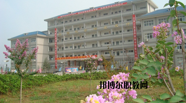 鄂州經(jīng)貿(mào)學(xué)校2020年報(bào)名條件、招生要求、招生對(duì)象