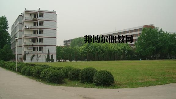 四川省工業(yè)貿(mào)易學(xué)校2020年報名條件、招生要求、招生對象