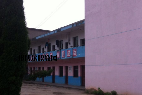 不同的同學(xué)對于學(xué)校宿舍的要求也是不一樣的。有的同學(xué)認(rèn)為學(xué)校宿舍休息的條件就可以了，而有的同學(xué)則希望學(xué)校宿舍還有可以學(xué)習(xí)的條件，這樣自己以后如果有沒有完成的學(xué)習(xí)任務(wù)還可以在宿舍繼續(xù)完成。當(dāng)學(xué)校的宿舍條件滿足同學(xué)們的預(yù)期的時候，這所學(xué)校被選擇的幾率也會大大提高。  上饒中等職業(yè)學(xué)校宿舍條件 學(xué)校宿舍寬敞明亮，配有衛(wèi)生間、空調(diào)、書桌、柜子、熱水等等設(shè)施，條件較好。  上饒中等職業(yè)學(xué)校辦學(xué)條件 1、學(xué)校坐落在上饒市近郊皂頭鎮(zhèn)，擁有自建的獨立校園，校區(qū)占地面積60余畝，建筑面積24100平方米，環(huán)境幽雅，交通便利，各類設(shè)施齊全，公寓式宿舍并配有空調(diào)，是莘莘學(xué)子理想的求學(xué)深造之地。  2、教學(xué)儀器設(shè)備總值380多萬，圖書2萬余冊，現(xiàn)代教育教學(xué)設(shè)施完備，建有計算機房、語音室、形體房、電子實訓(xùn)室、多媒體教室、大禮堂、電子閱覽室、琴房和教育實習(xí)基地等各類教學(xué)場所。  3、現(xiàn)有全日制教學(xué)班級15多個，在校學(xué)生600多人。  上饒中等職業(yè)學(xué)校獲得成就 學(xué)校辦學(xué)十五年來，先后培養(yǎng)了八千多名合格的畢業(yè)生，從我校走出的畢業(yè)生一大批都已成為企業(yè)的技術(shù)骨干和管理人員，學(xué)校先后被省教育廳授予“江西省示范中等職業(yè)學(xué)校”“江西省中等職業(yè)學(xué)校先進單位”上饒市政府授予“全市先進學(xué)校”上饒市教育局授予“上饒市重點職業(yè)學(xué)校”等榮譽稱號。  小編總結(jié) 我們可以看到學(xué)校的宿舍寬敞明亮，配有衛(wèi)生間、空調(diào)、書桌、柜子、熱水等等設(shè)施，條件較好，無論同學(xué)們是在寢室學(xué)習(xí)還是休息都是很方便的。看過上饒中等職業(yè)學(xué)校的宿舍條件以后，小伙伴們覺得學(xué)校的宿舍怎么樣呢?