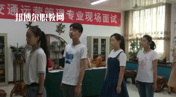 問(wèn)：蘭州紅古區(qū)職教中心怎么樣、好不好?  答：紅古區(qū)職業(yè)教育中心是一所以培養(yǎng)實(shí)用技術(shù)人才為特點(diǎn)的公辦學(xué)校，地處蘭州市紅古區(qū)政府所在地海石灣。中心始終堅(jiān)持以服務(wù)為宗旨，以就業(yè)為導(dǎo)向的辦學(xué)方針，面向市場(chǎng)開辦專業(yè)。學(xué)校擁有設(shè)施先進(jìn)、配備精良的汽修、鉗工、電子、鋼琴、舞蹈、美術(shù)、計(jì)算機(jī)等實(shí)訓(xùn)室。近年來(lái)學(xué)校教育教學(xué)質(zhì)量穩(wěn)步提高,連續(xù)三年獲得蘭州市中職學(xué)校教育教學(xué)質(zhì)暈優(yōu)秀獎(jiǎng)。  蘭州紅古區(qū)職教中心升學(xué) 我校分別與蘭州職業(yè)技術(shù)學(xué)院、白銀礦治職業(yè)技術(shù)學(xué)院、甘肅林業(yè)職業(yè)技術(shù)學(xué)院、平?jīng)雎殬I(yè)技術(shù)學(xué)院、甘肅畜牧工程職業(yè)技術(shù)學(xué)院簽訂了中高職一體化聯(lián)合辦學(xué)協(xié)議，學(xué)生在校學(xué)習(xí)兩年，參加高校轉(zhuǎn)段測(cè)試，成績(jī)合格升入聯(lián)辦高校學(xué)習(xí)三年，畢業(yè)后發(fā)放國(guó)家承認(rèn)(統(tǒng)招)的畢業(yè)證書。  蘭州紅古區(qū)職教中心設(shè)施 設(shè)有計(jì)算機(jī)實(shí)訓(xùn)室3個(gè)，共計(jì)計(jì)算機(jī)百余臺(tái)，開通了校園網(wǎng)、電信光纖接入互聯(lián)網(wǎng)，并建成了獨(dú)立域名的校園網(wǎng)站。學(xué)習(xí)有普通機(jī)床車間、數(shù)控實(shí)訓(xùn)室、車工實(shí)訓(xùn)室、電子電工實(shí)訓(xùn)室、家電整機(jī)實(shí)訓(xùn)室、器材室，兩個(gè)面積130平方米的舞蹈實(shí)訓(xùn)室和兩個(gè)美術(shù)創(chuàng)作室。  蘭州紅古區(qū)職教中心拓展閱讀 為了使職業(yè)教育穩(wěn)步發(fā)展，學(xué)校實(shí)行了“校校合作”、“校企合作”、“工學(xué)結(jié)合”的辦學(xué)模式，在經(jīng)濟(jì)發(fā)達(dá)地區(qū)全力打造就業(yè)實(shí)習(xí)基地，安排畢業(yè)生在上海、南京、安徽、蘇州等地區(qū)就業(yè)。為了培養(yǎng)學(xué)生的就業(yè)能力，開展了學(xué)生以社會(huì)實(shí)踐為主，旨在增強(qiáng)學(xué)生提前了解企業(yè)生產(chǎn)、管理、工作強(qiáng)度等為內(nèi)容的“工學(xué)結(jié)合”活動(dòng)，收到了良好的效果。“工學(xué)結(jié)合”實(shí)踐活動(dòng)解決了困難家庭學(xué)生上學(xué)難的問(wèn)題。  在學(xué)校的時(shí)光是很有限的，你要懂得珍惜。不僅僅在學(xué)業(yè)上有所提升，也要不斷的提升個(gè)人的魅力，社會(huì)是一個(gè)需要有能力有遠(yuǎn)見(jiàn)人才的體系，如果你有目標(biāo)和理想，也會(huì)更加的有學(xué)習(xí)的動(dòng)力，對(duì)企業(yè)來(lái)說(shuō)，有主見(jiàn)的人才更受人歡迎。