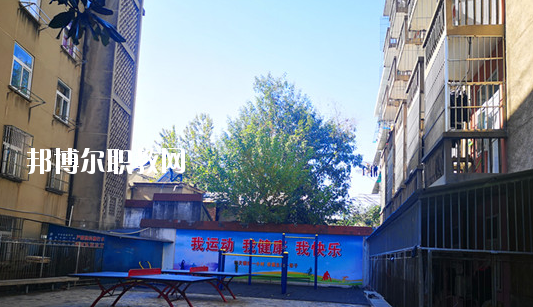 在對這所學(xué)校進(jìn)行判斷以后，才會知道不同學(xué)校之間所公布的各方面情況都是不同的，而這些信息也是需要學(xué)生自己去進(jìn)行判斷的，當(dāng)然了其中有關(guān)于學(xué)校的住宿環(huán)境也是需要被學(xué)生所了解的，畢竟這是每個學(xué)生在學(xué)校的住宿情況。  蕪湖職業(yè)技術(shù)學(xué)院附屬中等職業(yè)學(xué)校住宿條件 學(xué)生宿舍實(shí)行四人間公寓化、封閉式管理，并配有校園公共浴室、住宿條件不錯，給學(xué)生提供了一個舒適、安全的學(xué)習(xí)和生活環(huán)境。  蕪湖職業(yè)技術(shù)學(xué)院附屬中等職業(yè)學(xué)校辦學(xué)條件 學(xué)校坐落在美麗的鏡湖公園和九蓮塘公園中間，是市中心唯一的一所公辦職業(yè)學(xué)校，交通便利，環(huán)境優(yōu)美，生活方便。學(xué)校本著對教育教學(xué)質(zhì)量和學(xué)生負(fù)責(zé)的態(tài)度，劃定最低錄取線。住校生宿舍條件優(yōu)越，實(shí)行公寓化、封閉式管理。學(xué)校教學(xué)設(shè)備齊全，多媒體電教室、多功能活動廳、計(jì)算機(jī)組裝實(shí)驗(yàn)室、數(shù)字化動漫實(shí)驗(yàn)室、語言實(shí)驗(yàn)室、實(shí)訓(xùn)賓館、與學(xué)院聯(lián)網(wǎng)的校園網(wǎng)及學(xué)院擁有的實(shí)驗(yàn)實(shí)訓(xùn)室等，為學(xué)生提升動手能力、開拓視野創(chuàng)造了得天獨(dú)厚的條件。  蕪湖職業(yè)技術(shù)學(xué)院附屬中等職業(yè)學(xué)校師資力量 近幾年我校一批優(yōu)秀教師、教壇新星脫穎而出，多人次獲國家、省、市一等獎項(xiàng)。我校現(xiàn)有正教授一名，省級特級教師一名(同類學(xué)校唯一)，高中級教師若干。學(xué)校聘請蕪湖職業(yè)技術(shù)學(xué)院專家教授組成教學(xué)督導(dǎo)組實(shí)施教學(xué)督導(dǎo)，對備課、上課等教學(xué)環(huán)節(jié)進(jìn)行全程質(zhì)量評估，以督導(dǎo)促教學(xué)、以督導(dǎo)促創(chuàng)新、以督導(dǎo)促規(guī)范，使學(xué)生學(xué)有所成。我校教學(xué)計(jì)劃和課程設(shè)置是由學(xué)院、附校、用人單位、專業(yè)領(lǐng)域?qū)＜宜姆絽⑴c研發(fā)。已形成：頂層設(shè)計(jì)、分層教學(xué)、工學(xué)結(jié)合、系統(tǒng)培養(yǎng)的獨(dú)特教學(xué)模式。嚴(yán)把教學(xué)標(biāo)準(zhǔn)和畢業(yè)生質(zhì)量標(biāo)準(zhǔn)兩個關(guān)口。  以上所介紹的信息便是有關(guān)于蕪湖職業(yè)技術(shù)學(xué)院附屬中等職業(yè)學(xué)校的住宿情況，就可以知道其實(shí)這所學(xué)校對于學(xué)生的基本需求是可以滿足的，但是學(xué)生想要選擇其他方面的住宿情況話，就需要學(xué)生提前去對每所學(xué)校的住宿情況進(jìn)行了解。