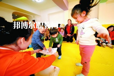 隨著二胎政策的放寬，我國新生兒的數(shù)量明顯增多，這也說明，在未來的很長一段時間里，幼師都是一個非常受歡迎的行業(yè)，而四川是座發(fā)展迅速，有深厚文化底蘊的城市，自然是受到很多同學(xué)喜愛，近日，就會問小編關(guān)于四川讀幼師學(xué)校好不好?那接下來，小編就給大家介紹一下四川幼師學(xué)校，如果你有更多疑問，歡迎點擊右側(cè)的咨詢欄與我們交流。  四川讀幼師的就業(yè)前景 就業(yè)容易，畢業(yè)學(xué)生不愁“嫁”盡管當(dāng)前就業(yè)形勢嚴(yán)峻，各地大學(xué)生就業(yè)難度大，但許多城市的學(xué)前教育專業(yè)畢業(yè)生并未受影響，反而逆勢上漲，待遇也比往年有所提高。近年來，由于幼兒園發(fā)展的需要，很多單位幼兒教師奇缺，連男老師也變得搶手起來。學(xué)前、初教專業(yè)畢業(yè)生不愁“嫁”，甚至有很多幼教機構(gòu)到學(xué)校預(yù)約、搶簽畢業(yè)生，幼教人才受歡迎程度可見一斑。  四川讀幼師的優(yōu)勢 幼教項目的穩(wěn)定性強，不受市場沖擊，打造終身產(chǎn)業(yè)?，F(xiàn)階段，無論是從國家教育改革發(fā)展的全局出發(fā)，還是從目前有關(guān)民辦學(xué)前教育的法律法規(guī)政策等方面來看，民辦學(xué)前教育發(fā)展?jié)摿Χ际志薮?。其次，成就子女未來。選擇了幼教工作，可以讓我們更懂得如何教育子女，對自己未來孩子接收良好的家庭教育有著十分重要的促進(jìn)作用。女性投身幼教行業(yè)后，長期接受最先進(jìn)的幼教理念和適合中國幼兒的各類課程，繼而在對自己子女的教育觀念和方法上也會更科學(xué)，為孩子今后的發(fā)展奠定更好的基礎(chǔ)。  德陽科貿(mào)職業(yè)學(xué)院幼師升學(xué)班學(xué)前教育專業(yè)介紹 本專業(yè)順應(yīng)國家“幼有所育”學(xué)前教育決策和學(xué)前教育專業(yè)人才極度短缺的社會需求而設(shè)，是一個綜合性較強的專業(yè)，涵蓋0-6歲兒童的教育，作為人生起點教育的學(xué)前教育專業(yè)對人的一生的發(fā)展和教育起著重要的奠基作用。本專業(yè)緊密對接各級各類幼兒園和早期教育機構(gòu)等實施合作辦學(xué)、合作育人，強化“四能”特長(彈唱、舞蹈、美術(shù)、游戲)、“五會”素養(yǎng)(保育、保健、教育、溝通、管理)，致力于培養(yǎng)新時代“有愛心、有耐心、有恒心、有責(zé)任心”的學(xué)前教育人才。  培養(yǎng)目標(biāo)：本專業(yè)培養(yǎng)以立德樹人為己任，具有良好的職業(yè)道德、專業(yè)素養(yǎng)、協(xié)作精神、溝通能力和創(chuàng)新意識，擁有先進(jìn)的幼兒教育理念，具有較扎實的學(xué)前教育的專業(yè)知識與專業(yè)技能，具備較強的幼兒保教能力，從事幼兒園教育教學(xué)、保育保健工作的高素質(zhì)應(yīng)用型人才。  核心課程：學(xué)前教育學(xué)、學(xué)前兒童心理學(xué)、幼兒游戲理論與實踐、幼兒行為觀察、幼兒園五大領(lǐng)域教育、學(xué)前衛(wèi)生學(xué)、聲樂、鋼琴、舞蹈、美術(shù)、幼兒歌曲彈唱、幼兒舞蹈創(chuàng)編、幼兒園班級管理、幼兒手工、家庭教育等。  職業(yè)前景：習(xí)近平總書記在“黨的十九大”上指出：“增進(jìn)民生福祉是發(fā)展的根本目的。必須多謀民生之利、多解民生之憂，在發(fā)展中補齊民生短板、促進(jìn)社會公平正義，在幼有所育、學(xué)有所教上不斷取得新進(jìn)展。”  2019年教育部《2018年全國教育事業(yè)發(fā)展統(tǒng)計公報》顯示，2018年全國共有幼兒園26.67萬所，比上年增加1.17萬所，增長4.60%; 在園幼兒4656.42萬人，比上年增加56.28萬人;學(xué)前教育毛入園率達(dá)到81.7%，比上年提高2.1%，且0-6歲兒童超過1億，幼兒園專任教師258.14萬人。按照國家對學(xué)前教育師幼比(1:5)的規(guī)定，幼兒園專任教師的缺口高達(dá)673萬多。學(xué)前教育專業(yè)人才就業(yè)前景非常廣闊。  就業(yè)崗位：幼兒園教師、幼兒保育員、幼兒保健教師、早期教育教師。  獲取資格證書：幼兒園教師資格證、普通話水平證書(二甲及以上)  專業(yè)實訓(xùn)室：幼兒保育實訓(xùn)室、幼兒衛(wèi)生保健實訓(xùn)室、仿真幼兒園、幼兒手工制作實訓(xùn)室、幼兒美術(shù)實訓(xùn)室、聲樂實訓(xùn)室、形體舞蹈實訓(xùn)室、鋼琴實訓(xùn)室、游戲與感統(tǒng)實訓(xùn)室、繪本實訓(xùn)室、蒙臺梭利教育實訓(xùn)室、奧爾夫音樂實訓(xùn)室等。  專業(yè)實踐基地：廣漢市第三幼兒園、廣漢市雒城鎮(zhèn)第四幼兒園、廣漢市西外中心幼兒園、德陽市旌南幼兒園、德陽市黃河?xùn)|路幼兒園、四川師范大學(xué)實驗幼兒園、四川師范大學(xué)附屬啟夏幼兒園、成都市武侯區(qū)福錦幼兒園、崇州市虹橋歡樂谷幼兒園、岳池知恩行幼兒園、西充縣青葵幼兒園等。  上面關(guān)于四川讀幼師學(xué)校好不好?小編介紹了，小編覺得不管是讀什么學(xué)校都是要從多方面來考慮的，要看行業(yè)的發(fā)展前景怎么樣，還要看這個專業(yè)到底適不適合自己，就好像幼師學(xué)校，一定要學(xué)好小孩子才可以去讀，因為這個專業(yè)將來出來不管做什么工作，都是要和小朋友待在一起的。如有更多問題，歡迎咨詢邦博爾網(wǎng)。