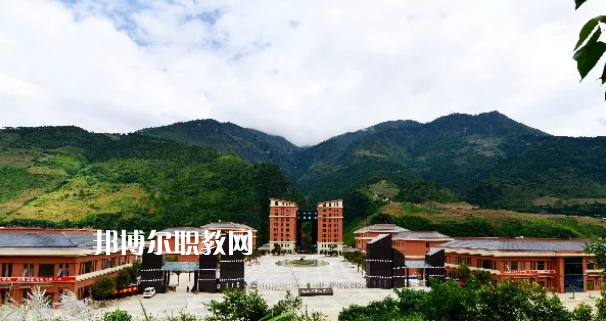 迪慶州民族中等專業(yè)學(xué)校2021年報名條件、招生要求、招生對象