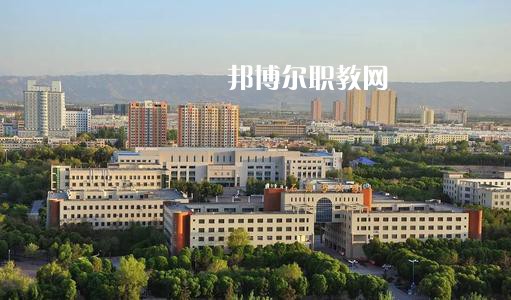 新疆石河子衛(wèi)生學(xué)校2021年有哪些專(zhuān)業(yè)?我們知道同學(xué)們?cè)谶x擇專(zhuān)業(yè)的時(shí)候?qū)嶋H上專(zhuān)業(yè)比學(xué)校更重要，對(duì)于同學(xué)們來(lái)說(shuō)在選擇專(zhuān)業(yè)的時(shí)候是需要慎重的。  新疆石河子衛(wèi)生學(xué)校專(zhuān)業(yè)設(shè)置 學(xué)校設(shè)有：護(hù)理學(xué)、藥劑學(xué)、檢驗(yàn)學(xué)三大專(zhuān)業(yè)。其中護(hù)理學(xué)：有中專(zhuān)和大專(zhuān)兩種，大專(zhuān)為石河子大學(xué)在該校委培專(zhuān)業(yè)，頒發(fā)石河子大學(xué)的畢業(yè)證書(shū)。  新疆石河子衛(wèi)生學(xué)校學(xué)校優(yōu)勢(shì) 學(xué)校地址位于石河子市中心位置，旁邊為石河子市人民醫(yī)院(農(nóng)八師石河子市人民醫(yī)院)也是石河子的120急救中心。步行至石河子市游憩廣場(chǎng)只需要10分鐘，學(xué)校地理位置屬于石河子市市中心。交通發(fā)達(dá)。  學(xué)習(xí)優(yōu)勢(shì)：每門(mén)課程都有專(zhuān)業(yè)的老師帶教，在每個(gè)假期，都將組織學(xué)生參與臨床見(jiàn)習(xí)，增加學(xué)生的臨床經(jīng)驗(yàn)。  其他優(yōu)勢(shì)：每一位在校生，都可以申請(qǐng)國(guó)家貧困助學(xué)金，國(guó)家撥款，每人每年1500元，均發(fā)至學(xué)生手上，解決了學(xué)生的基本溫飽問(wèn)題，為貧困學(xué)生創(chuàng)造了學(xué)習(xí)條件。  另：南疆三地州學(xué)生、農(nóng)村籍學(xué)生、貧困生(非城市、城鎮(zhèn)戶(hù)口)可以申請(qǐng)減免學(xué)費(fèi)，每人每年減免2000元，即只需繳納400元，即可上學(xué)，完成貧困學(xué)生學(xué)習(xí)的心愿。學(xué)生可以使用半價(jià)火車(chē)票往返，每年4次。  新疆石河子衛(wèi)生學(xué)校學(xué)校榮譽(yù) 學(xué)校以治校嚴(yán)謹(jǐn)，講求質(zhì)量，辦學(xué)成績(jī)斐然而著稱(chēng)。多年來(lái)被石河子市評(píng)為“精神文明先進(jìn)單位”、“民族團(tuán)結(jié)先進(jìn)單位”、“衛(wèi)生綠化先進(jìn)單位”、“綜合治理先進(jìn)單位”、“招生先進(jìn)集體”，“德育教育先進(jìn)學(xué)校”。 2000年通過(guò)兵團(tuán)《中等醫(yī)學(xué)主要專(zhuān)業(yè)設(shè)置》評(píng)估;2003年通過(guò)兵團(tuán)《中等職業(yè)學(xué)校合格評(píng)估》;2002年被國(guó)家教育部首批確定為“全國(guó)護(hù)理專(zhuān)業(yè)示范點(diǎn)學(xué)校”;2003年教育部評(píng)估為“全國(guó)重點(diǎn)中等職業(yè)學(xué)校”;2004年教育部確定為全國(guó)“護(hù)理專(zhuān)業(yè)領(lǐng)域技能型人才培養(yǎng)培訓(xùn)基地”，同時(shí)，被國(guó)家教育部列為“全國(guó)衛(wèi)生職業(yè)教學(xué)模式研究課題組學(xué)校”、“面向二十一世紀(jì)全國(guó)衛(wèi)生職業(yè)學(xué)校系列教改教材編輯委員會(huì)”學(xué)校. 2005年4月，參加“全國(guó)護(hù)理教學(xué)改革成果展示賽”榮獲團(tuán)體“二等獎(jiǎng)”和“組織獎(jiǎng)”。2005年12月被教育教育部評(píng)為“全國(guó)護(hù)理教學(xué)改革先進(jìn)學(xué)校”。  小編為同學(xué)們整理好了學(xué)校的招生專(zhuān)業(yè)，同學(xué)們可以仔細(xì)的看看，對(duì)于同學(xué)們自己來(lái)說(shuō)選擇一個(gè)適合自己的專(zhuān)業(yè)是非常重要的事情的哦，這樣才能保證后期的就業(yè)的哦。