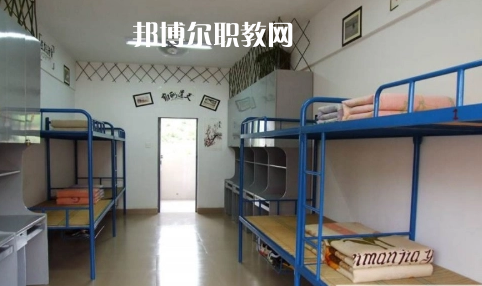 貴定縣技工學校報名條件、招生要求、招生對象是什么要求呢?每一個學校在招收學生的時候都是會有自己的要求的，同學們在找學校的時候也特別的擔心自己能不能符合到學校，小編就遇到很多這樣的學生來問，為了幫助同學們了解，小編就來整理一下學校這方面的要求。  貴定縣技工學校招生對象和條件 具有本縣戶籍井且參加當年中招考試，品德合格、身體健康，自愿報名的應屆初中畢業(yè)生     貴定縣技工學校錄取方式 根據(jù)當年高中錄取分數(shù)線下浮50分以內(nèi)，錄滿名額為止。  貴定縣技工學校就讀形式 第一學年在貴定職校就讀，開設(shè)普通高中一年級課程，適當增加職業(yè)技能基礎(chǔ)課。一年后通過參加由貴定一中統(tǒng)一組織的選拔考試，按比例分流到貴定一中就讀。也可根據(jù)自己的意向選擇我校專業(yè)就讀，走技能成才之路，通過備考后報讀高職院校。  貴定縣技工學校校企合作 為貫徹落實好國家關(guān)于加強東西部扶貧協(xié)作的要求，進一步加強職業(yè)教育東西協(xié)作，發(fā)揮職業(yè)教育助推脫貧攻堅的重要作用。5月7日，副縣長荊茂團、政府辦副主任韋凱倫、扶貧辦副主任蔡健一行，來到貴定職校開展關(guān)于廣州市南沙區(qū)“美的集團”專項結(jié)對幫扶調(diào)研會議，貴定縣人力資源和社會保障局副局長、黨組副書記、貴定職校校長周傳德同志、副校長羅連慧等參加了會議。  會上，荊茂團副縣長首先指出：要貫徹好國家“東西協(xié)作”的要求，落實好東部地區(qū)幫助西部地區(qū)盡快實現(xiàn)全面脫貧的工作，他強調(diào)，在職業(yè)教育上解決學生就業(yè)問題是關(guān)鍵。他還向貴定職校校長周傳德同志提出希望：希望貴定職校能輸送專業(yè)性強的學生到廣州市南沙區(qū)“美的集團”工作，解決學生就業(yè)難的問題。隨后，周校長向荊副縣長匯報了我校當前面臨的**困難是缺乏專業(yè)教師和教學設(shè)施設(shè)備，希望廣州方面能夠給予幫助。  荊副縣長立即表示：廣州市南沙區(qū)“美的集團”會派相關(guān)的專業(yè)人員到貴定職校進行培訓和指導，并希望我校派出相關(guān)專業(yè)教師到美的集團進行交流學習，目的是加快校企合作的廣度與深度，促進教學、師資隊伍質(zhì)量的全面提升，提高就業(yè)簽約率與對口率;如果我校與“美的集團”確定校企合作關(guān)系后，“美的集團”將會給學校提供相關(guān)的專業(yè)設(shè)施設(shè)備，開展師資能力培訓等，以提高專業(yè)的教育教學質(zhì)量，真正實現(xiàn)“一人就業(yè)、全家脫貧”。  小編為同學們整理了關(guān)于學校的招生條件這些，實際上正常畢業(yè)的同學基本都是可以就讀的，只是在學習專業(yè)的時候同學們需要慎重一點，有的專業(yè)是有專業(yè)要求的，那個就必須符合，因為關(guān)系到今后的就業(yè)的情況的，小編建議同學們?nèi)绻_實是要就讀職校的話都要提前一點選擇好。