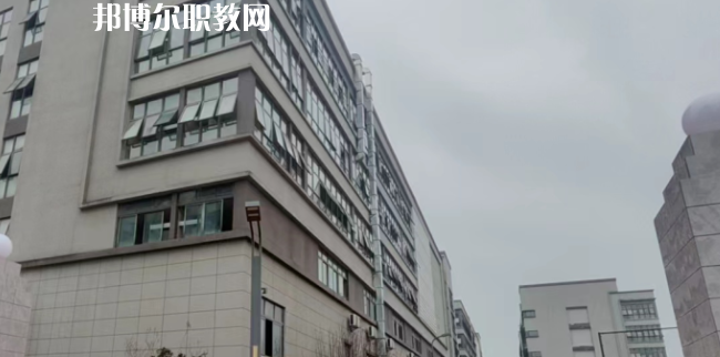 重慶市渝北區(qū)竟成中學校地址在哪里，哪個地區(qū)，哪個城市?