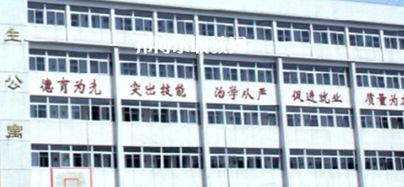 南京市公用事業(yè)技工學(xué)校學(xué)費(fèi)：*********，具體各專(zhuān)業(yè)學(xué)費(fèi)明細(xì)如下，希望對(duì)大家有幫助，邦博爾小編整理的南京市公用事業(yè)技工學(xué)校學(xué)費(fèi)信息僅供參考，如有變動(dòng)，以學(xué)校官方最新消息為準(zhǔn)。  一、南京市公用事業(yè)技工學(xué)校學(xué)費(fèi)多少錢(qián)(學(xué)費(fèi)明細(xì)) 1、南京市公用事業(yè)技工學(xué)校各專(zhuān)業(yè)學(xué)費(fèi)收費(fèi)標(biāo)準(zhǔn)  2、南京市公用事業(yè)技工學(xué)校住宿費(fèi)標(biāo)準(zhǔn)：500元/學(xué)年  3、南京市公用事業(yè)技工學(xué)校資助政策  學(xué)校嚴(yán)格按物價(jià)局核定的標(biāo)準(zhǔn)收費(fèi)，在校生享受政府免學(xué)費(fèi)政策。符合條件的優(yōu)秀學(xué)生和貧困生，按規(guī)定享受?chē)?guó)家勵(lì)志獎(jiǎng)學(xué)金和助學(xué)金。  學(xué)校實(shí)行獎(jiǎng)學(xué)金制度，對(duì)比亞迪冠名班，開(kāi)沃集團(tuán)南京金龍冠名班，天泓冠名班和品學(xué)兼優(yōu)的優(yōu)秀學(xué)生給予獎(jiǎng)勵(lì)。  二、南京市公用事業(yè)技工學(xué)校簡(jiǎn)介 多年來(lái)，學(xué)校與一百多家企事業(yè)單位建立了用人協(xié)作關(guān)系，為畢業(yè)生建立了暢通的就業(yè)渠道，部分專(zhuān)業(yè)已采用“定單式定向委培”輸送就業(yè)。  2004年以來(lái)，每年就業(yè)率始終在98.5%以上，畢業(yè)生就業(yè)去向主要為公交行業(yè)，如南京公交、中北巴士、新城巴士等;  汽車(chē)制造行業(yè)，如南京南汽集團(tuán)MG汽車(chē)制造公司、南京長(zhǎng)安汽車(chē)制造公司等;  汽車(chē)銷(xiāo)售(4S店)和維修行業(yè)如江蘇天泓汽車(chē)服務(wù)有限公司、南京朗馳集團(tuán)有限公司和江蘇省外事旅游汽車(chē)公司汽車(chē)修理總廠、南京新港汽車(chē)維修公司等。
