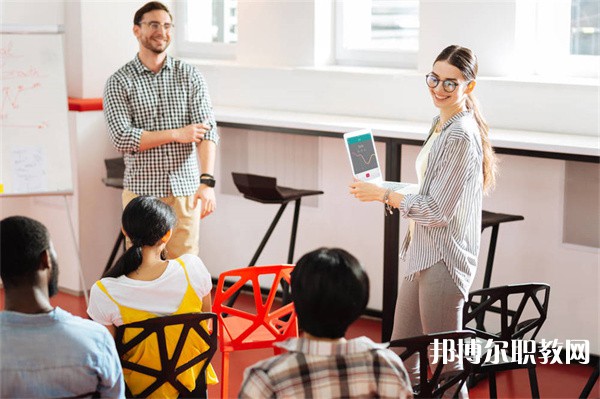 廣西哪里的中職學(xué)校能讀計(jì)算機(jī)應(yīng)用(維修、文秘方向)專業(yè)