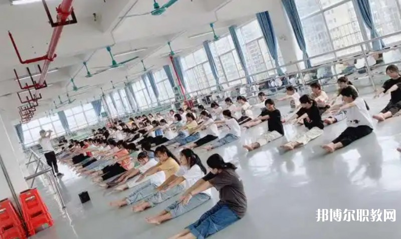 2025南寧商貿(mào)學(xué)校招生計(jì)劃 招生人數(shù)是多少(附要求、條件、對(duì)象)